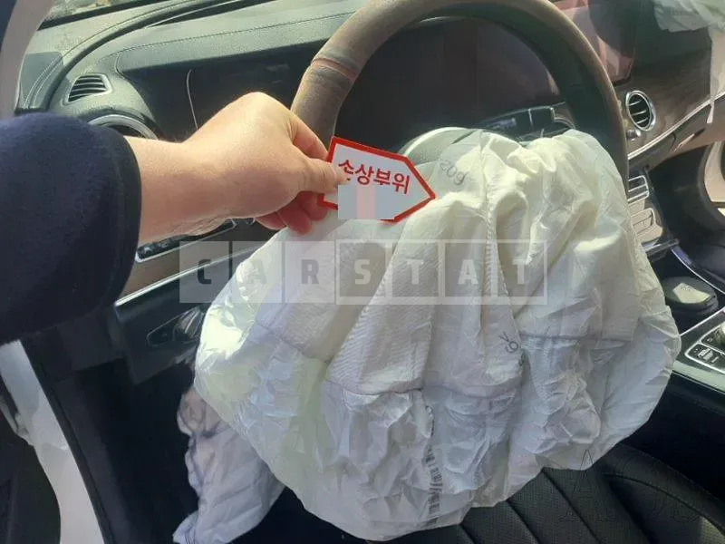 Photo 2 of 15: 2019 Mercedes-Benz E300 4Matic, VIN WDDZF4KB4KA691533 — Korean insurance auction