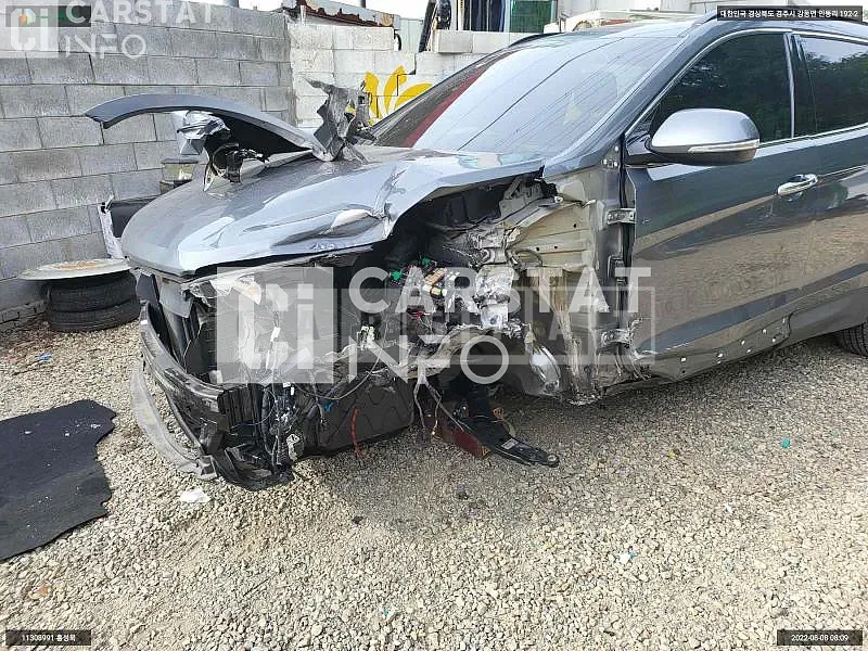 Photo 2 of 12: 2017 Hyundai Santa Fe, VIN KMHSW81UBJU796417 — Korean insurance auction