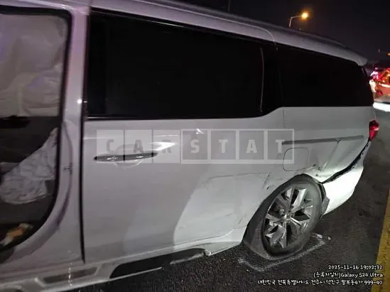 Photo 2 of 7: 2019 Kia Carnival, VIN KNAME81ABKS477461 — Korean insurance auction