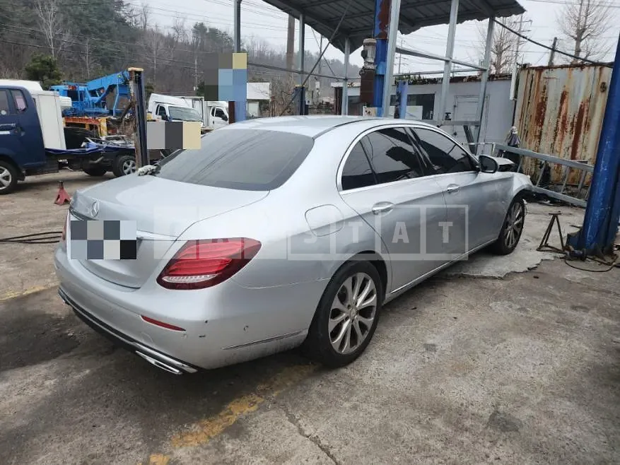 Photo 2 of 14: 2017 Mercedes-Benz E220 d, VIN WDDZF0EB2HA028457 — Korean insurance auction