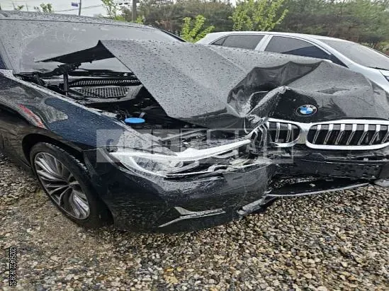 Photo 2 of 29: 2022 BMW 320i — Korean insurance auction