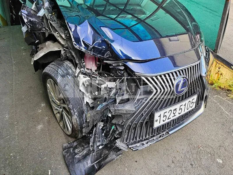 Photo 2 of 35: 2020 Lexus ES300h, VIN JTHB21B11L2097750 — Korean insurance auction
