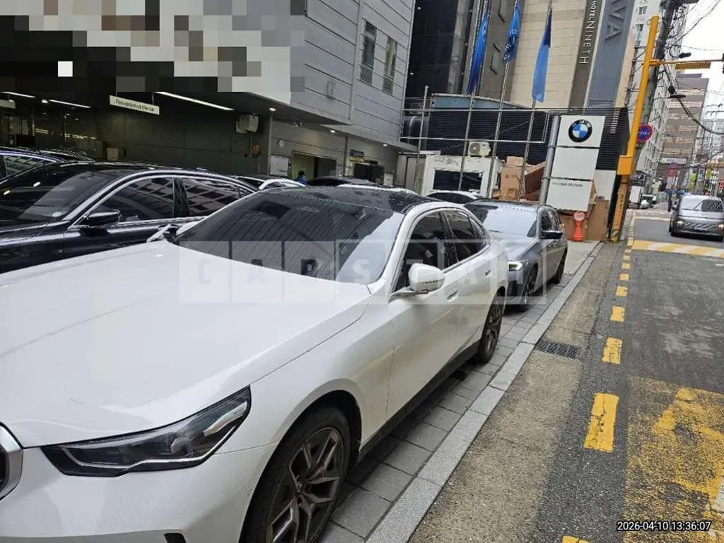Photo 2 of 37: 2024 BMW 520i — Korean insurance auction