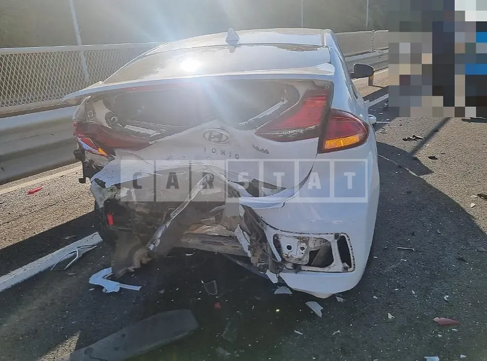 Photo 2 of 4: 2016 Hyundai IONIQ Hybrid, VIN KMHC751CGGU001858 — Korean insurance auction