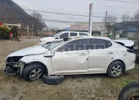 Photo 3 of 3: 2015 Kia K5, VIN KNAGN418BFA565277 — Korean insurance auction