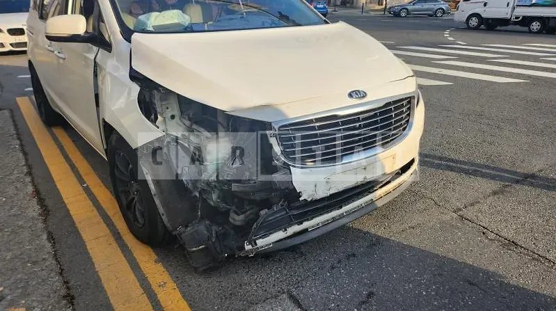 Photo 2 of 5: 2015 Kia Carnivals — Korean insurance auction