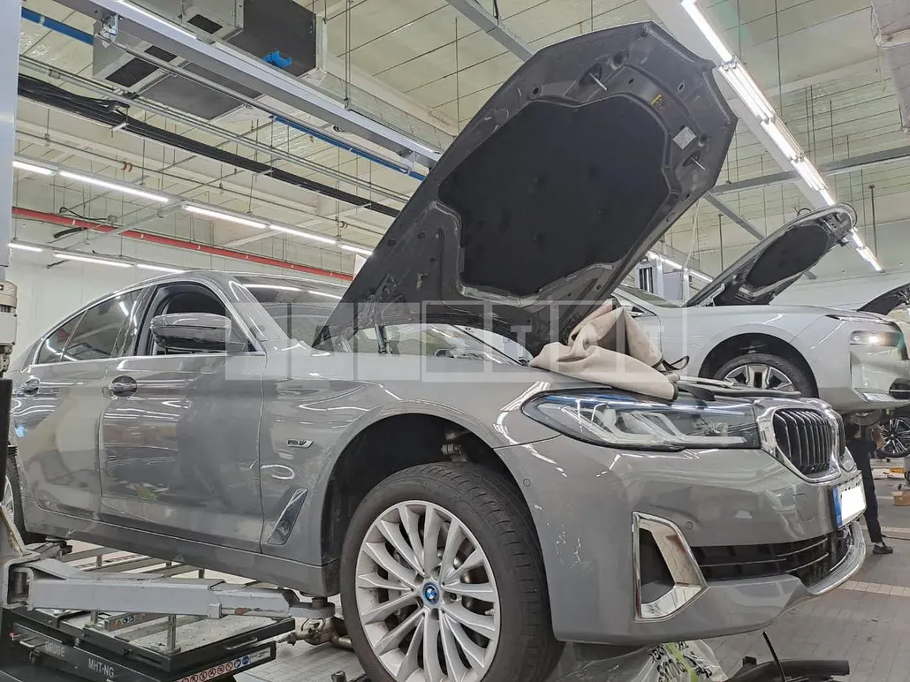 Photo 2 of 16: 2022 BMW 530e, VIN WBA51AG00NCL02602 — Korean insurance auction