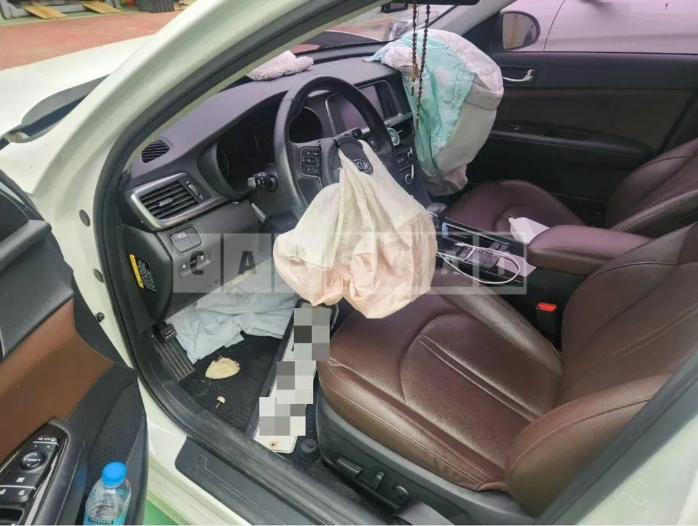 Photo 2 of 11: 2016 Kia K5 2.0 — Korean insurance auction