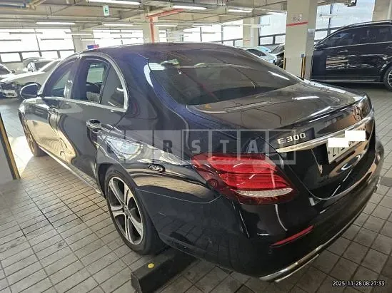 Photo 2 of 34: 2019 Mercedes-Benz E 300, VIN WDDZF4JBXKA556364 — Korean insurance auction