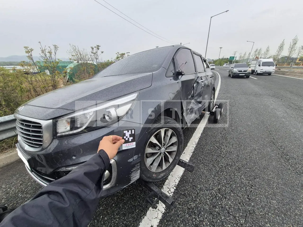 Photo 2 of 13: 2017 Kia Carnival, VIN KNAMB81ABJS366327 — Korean insurance auction