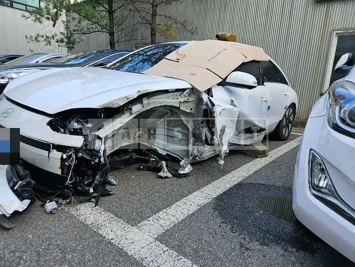 Photo 2 of 9: 2022 Hyundai IONIQ 6 Long Range, VIN KMHM541AFPA004107 — Korean insurance auction