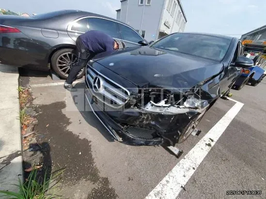 Photo 2 of 22: 2017 Mercedes-Benz E 300 4Matic — Korean insurance auction