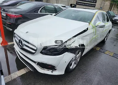 Photo 1 of 9: 2018 Mercedes-Benz E 200, VIN WDDZF4CBXJA300527 — Korean insurance auction