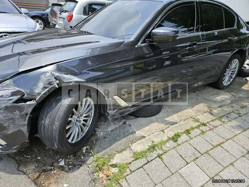 Photo 2 of 24: 2020 BMW 520i Luxury — Korean insurance auction