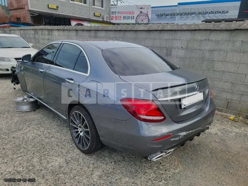 Photo 2 of 7: 2017 Mercedes-Benz E220d, VIN WDDZF0EB4HA062707 — Korean insurance auction