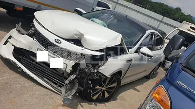 Photo 1 of 11: 2017 Kia K5 — Korean insurance auction
