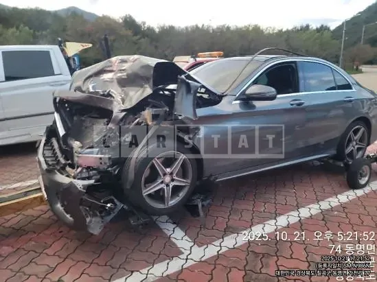 Photo 2 of 8: 2017 Mercedes-Benz C250d 4Matic, VIN WDDWF0KB8HR224458 — Korean insurance auction