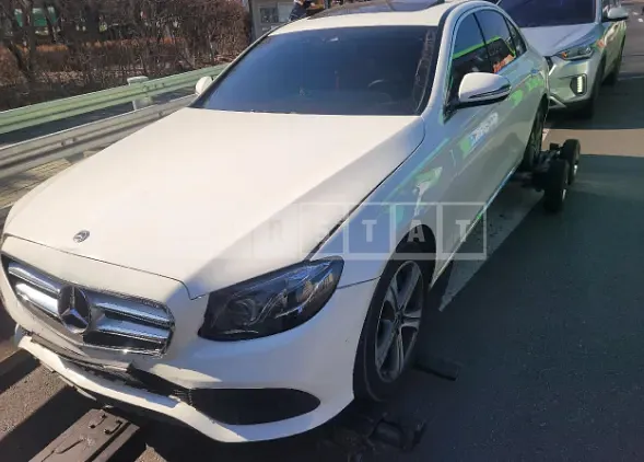 Photo 2 of 39: 2019 Mercedes-Benz E220d, VIN WDDZF0EB7KA518951 — Korean insurance auction