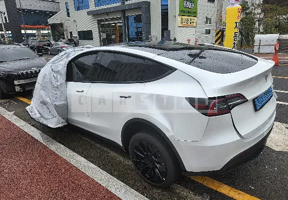Photo 2 of 5: 2022 Tesla Model Y LongRange, VIN 7SAYGDEE7NF416553 — Korean insurance auction