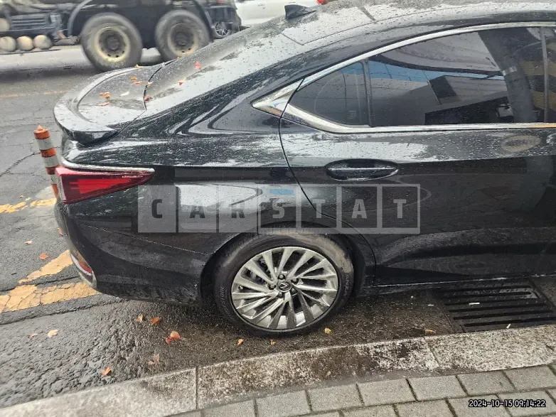 Photo 2 of 17: 2023 Lexus ES300h — Korean insurance auction
