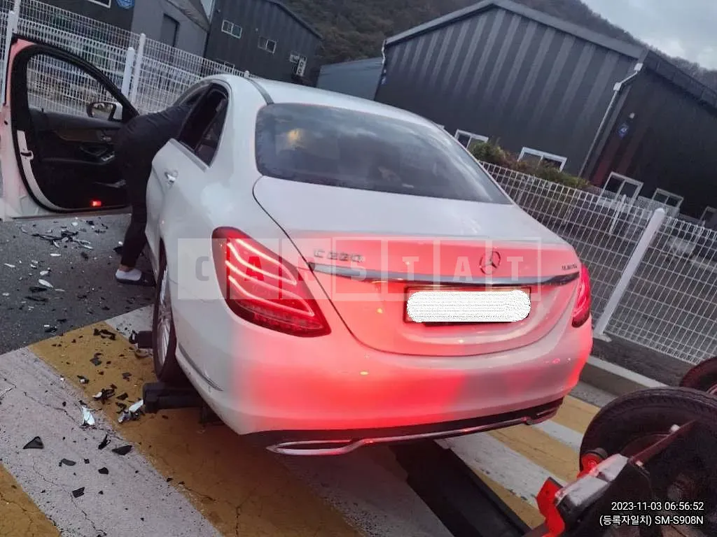 Photo 2 of 3: 2015 Mercedes-Benz C220 Blue Tec, VIN WDDWF0EB8FF103715 — Korean insurance auction
