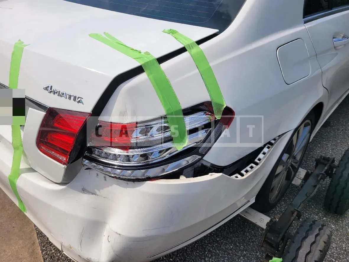 Photo 2 of 4: 2015 Mercedes-Benz E300 4Matic, VIN WDDHF8BB3GB204083 — Korean insurance auction