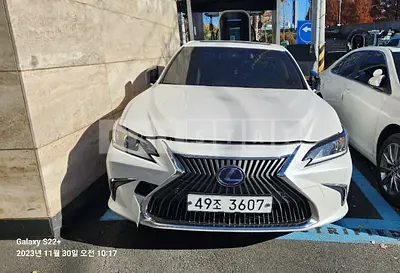 Photo 1 of 43: 2019 Lexus ES300h, VIN JTHB21B1XK2047461 — Korean insurance auction