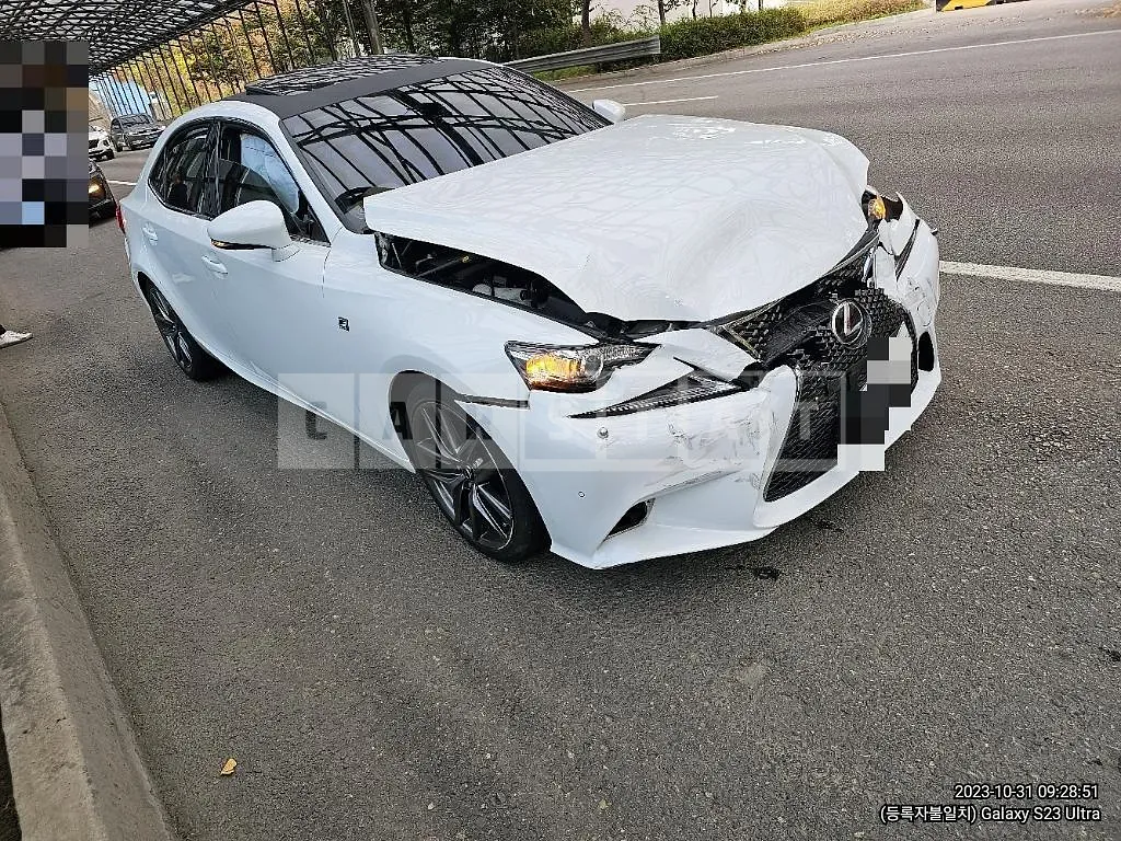 Photo 2 of 10: 2016 Lexus IS200T, VIN JTHBA5D28G5018322 — Korean insurance auction