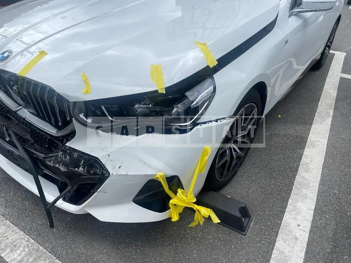Photo 2 of 14: 2024 BMW 520i — Korean insurance auction