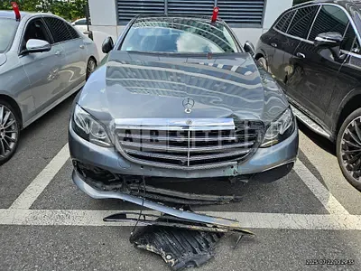 Photo 1 of 33: 2019 Mercedes-Benz E300 4Matic — Korean insurance auction