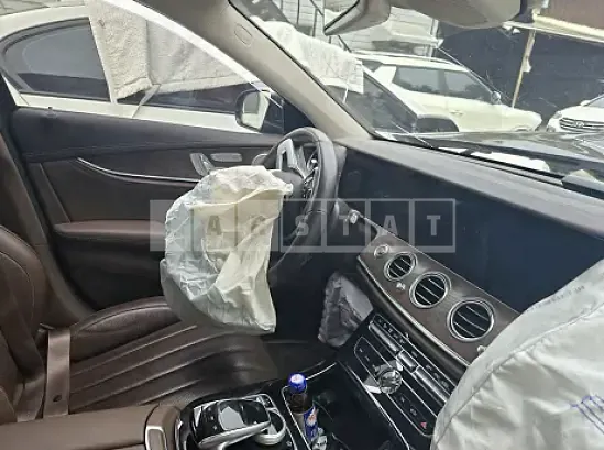 Photo 2 of 11: 2019 Mercedes-Benz E 300 — Korean insurance auction