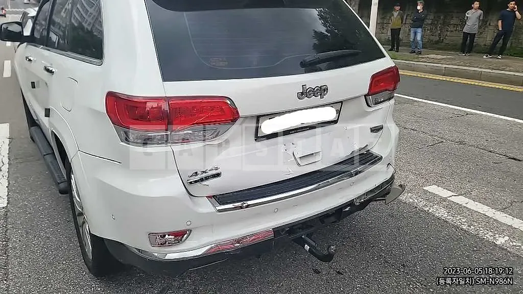 Photo 2 of 33: 2018 Jeep Straw Grand Cherokee, VIN 1C4RJFJM1JC164219 — Korean insurance auction