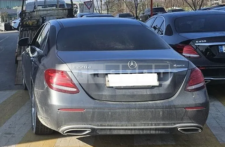 Photo 2 of 6: 2017 Mercedes-Benz E220d 4Matic, VIN WDDZF0FB8HA193413 — Korean insurance auction