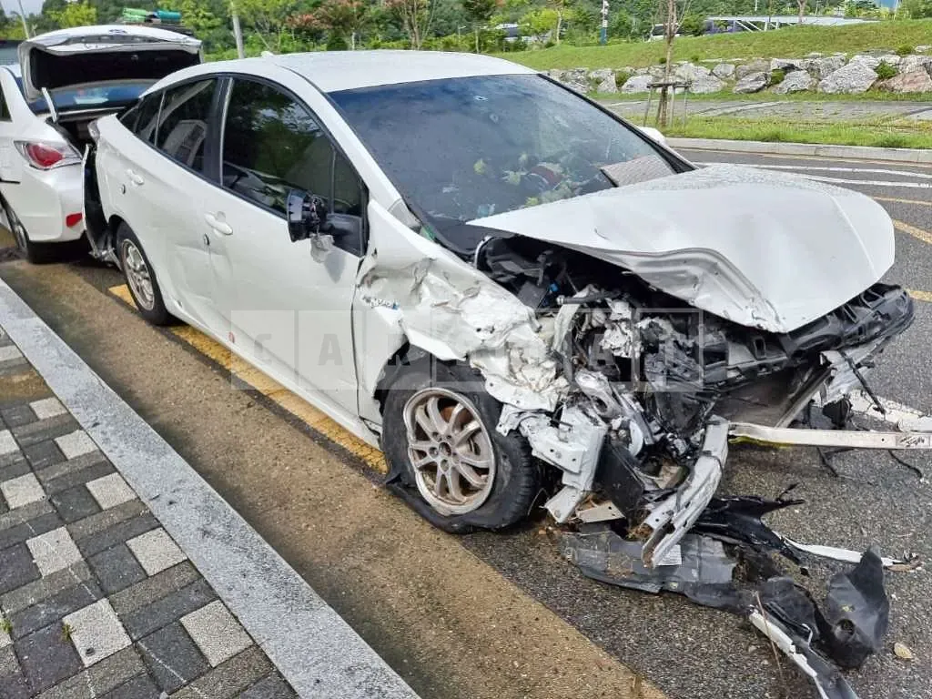 Photo 2 of 11: 2017 Toyota Prius, VIN JTDKBRFUXH3532710 — Korean insurance auction