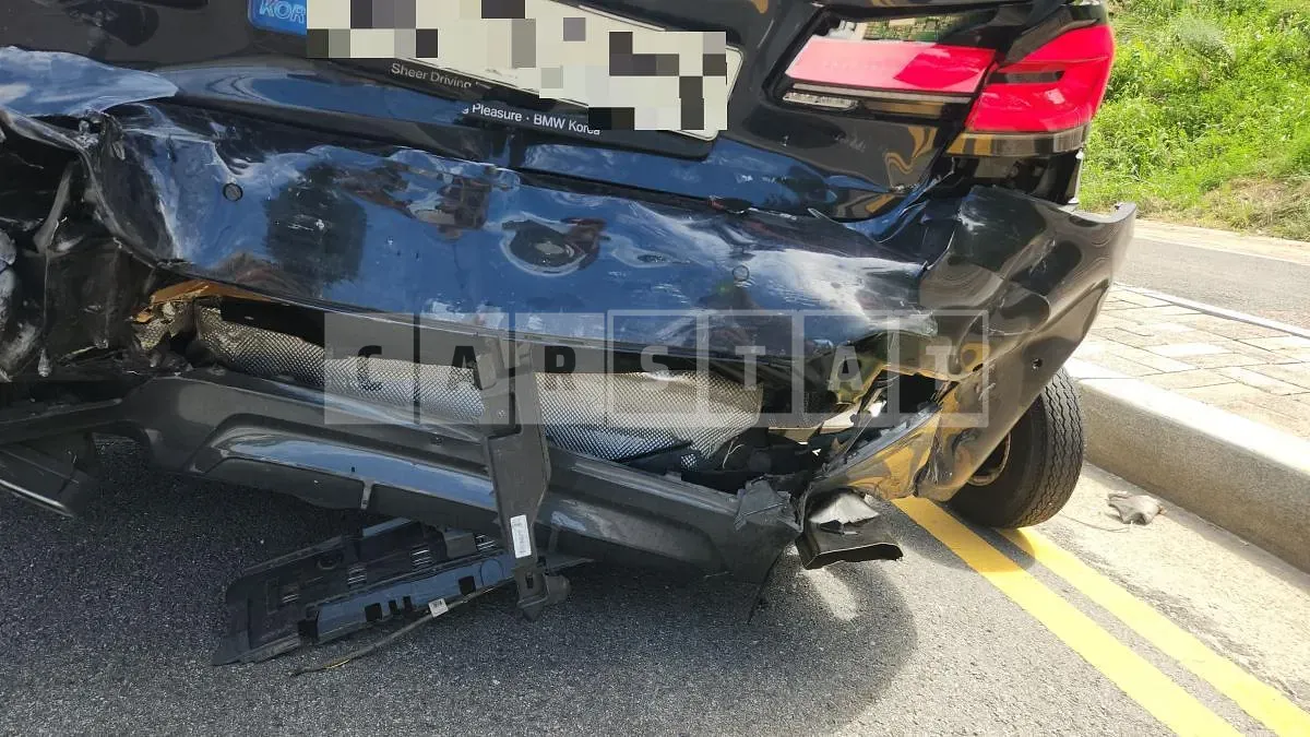 Photo 2 of 8: 2022 BMW 520i — Korean insurance auction
