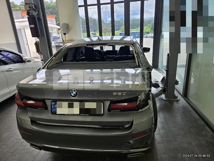 Photo 2 of 14: 2023 BMW 520i — Korean insurance auction