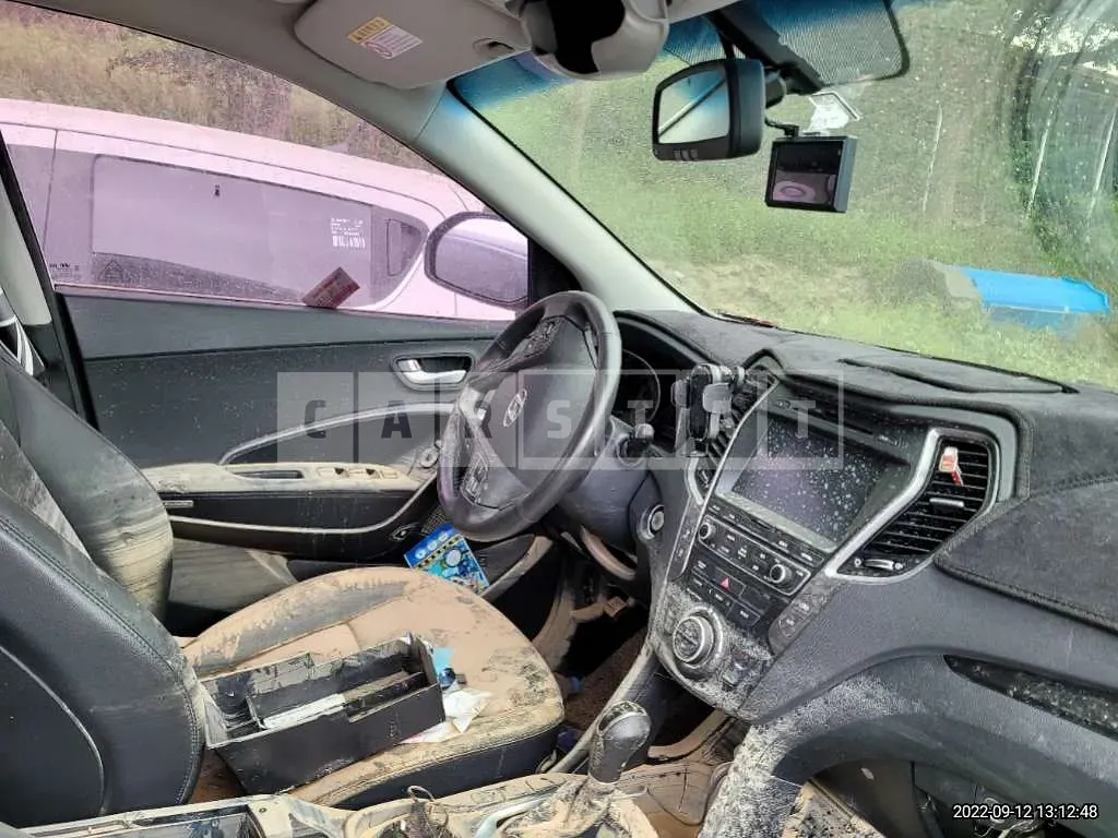 Photo 2 of 9: 2016 Hyundai Santa Fe, VIN KMHSW81UBGU689825 — Korean insurance auction