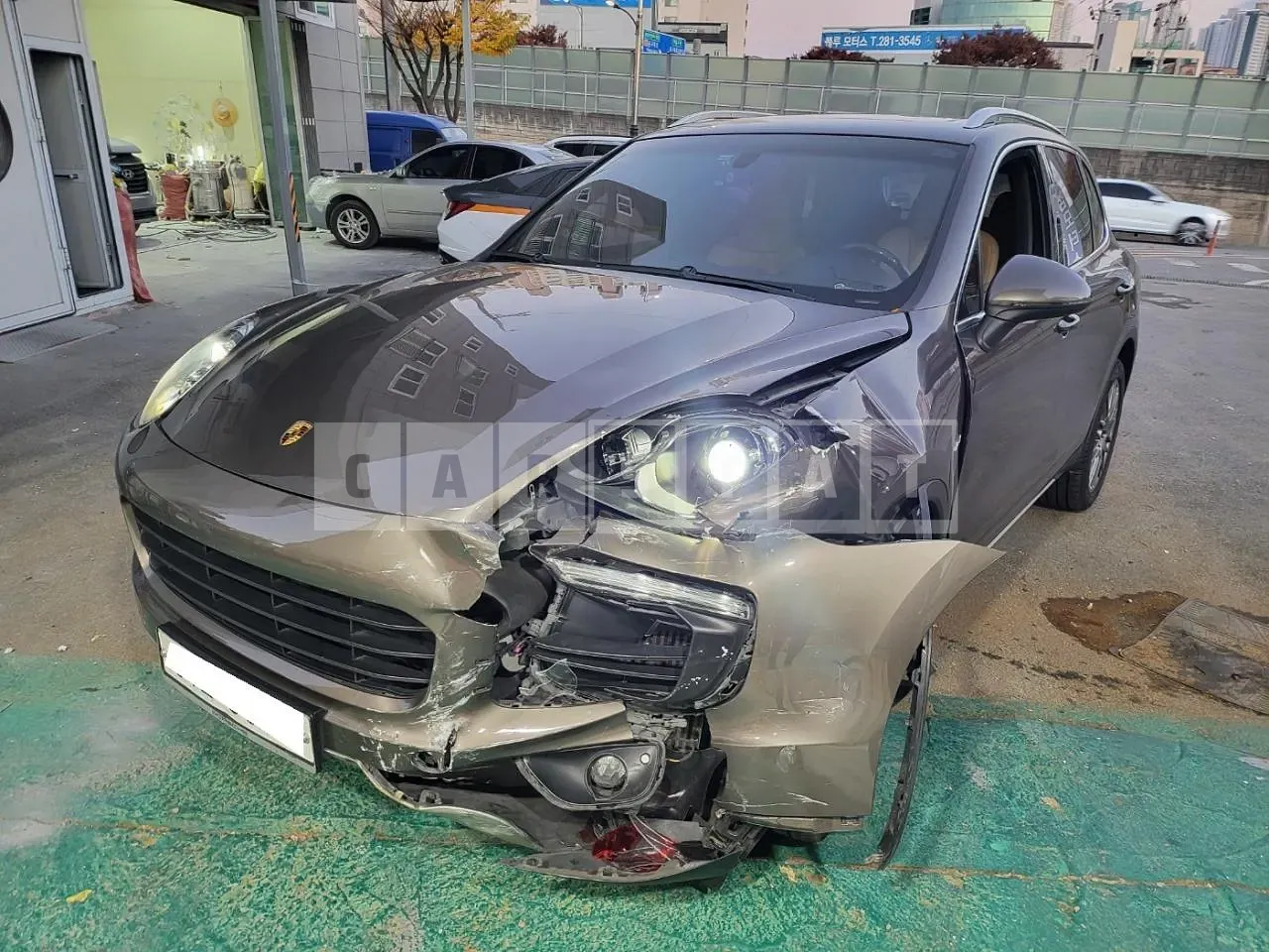 Photo 2 of 18: 2016 Porsche Cayenne Diesel, VIN WP1AF292XGLA44484 — Korean insurance auction
