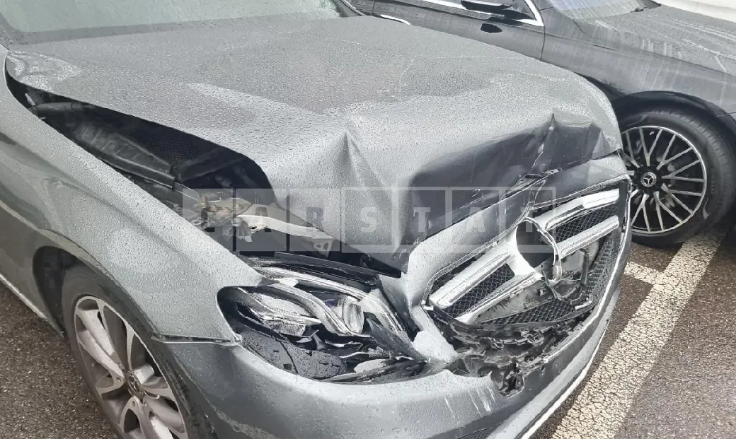 Photo 2 of 13: 2019 Mercedes-Benz E300 4Matic, VIN WDDZF4KBXKA663154 — Korean insurance auction