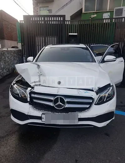 Photo 1 of 31: 2018 Mercedes-Benz E200, VIN WDDZF4CB1JA420460 — Korean insurance auction
