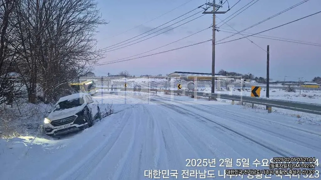Photo 2 of 9: 2017 Hyundai Santa Fe — Korean insurance auction