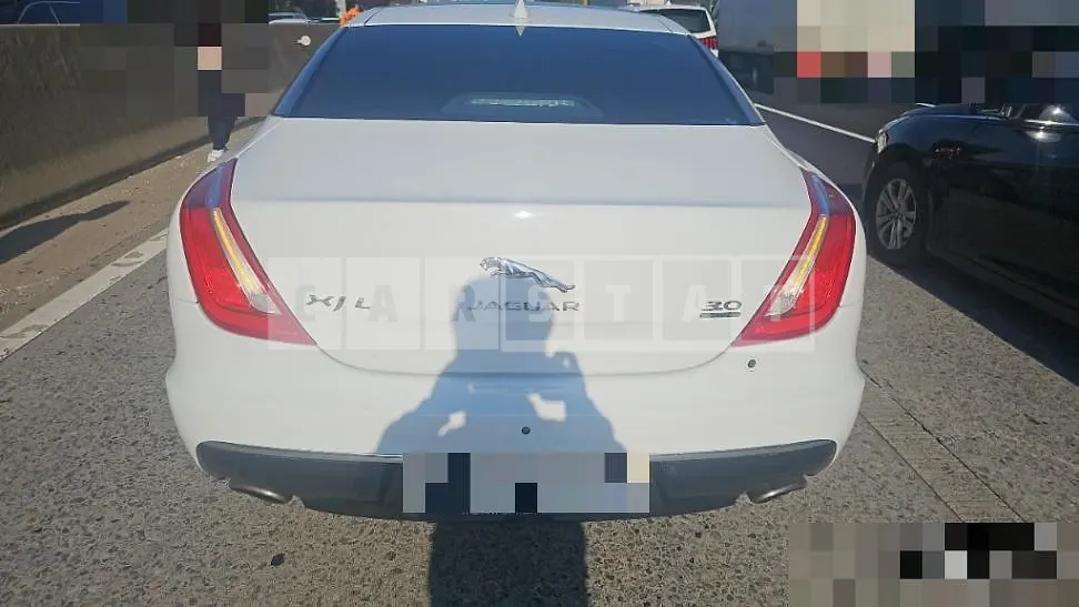 Photo 2 of 26: 2017 Jaguar XJ 3.0SC — Korean insurance auction