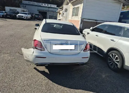 Photo 2 of 32: 2019 Mercedes-Benz E300, VIN WDDZF4JB6KA604221 — Korean insurance auction