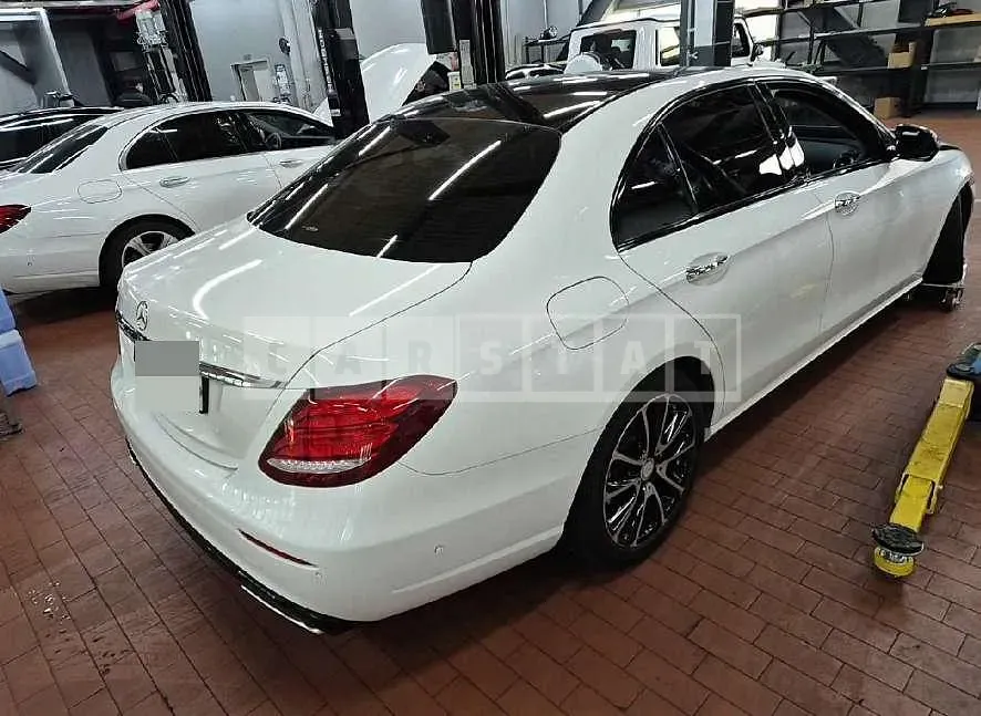 Photo 2 of 11: 2016 Mercedes-Benz E300 — Korean insurance auction