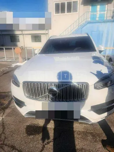 Photo 2 of 18: 2018 Volvo XC90D5 AWD, VIN YV1LF68TCJ1354194 — Korean insurance auction