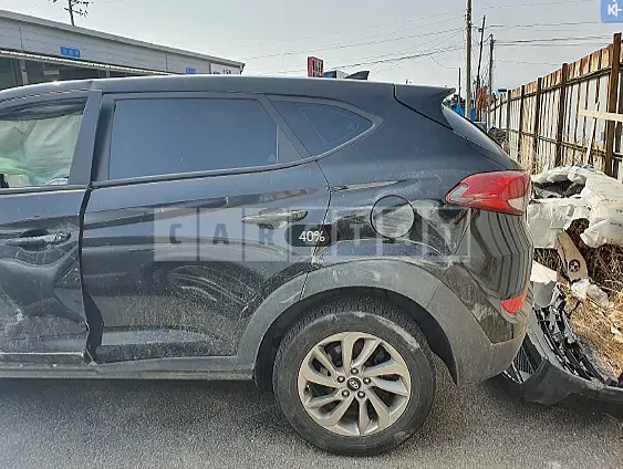 Photo 2 of 12: 2017 Hyundai Tucson, VIN KMHJ281ABHU298395 — Korean insurance auction