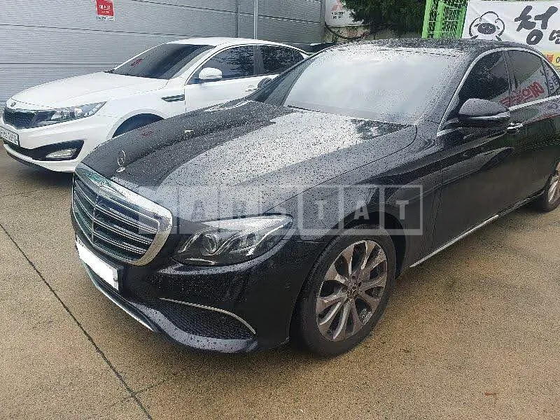 Photo 2 of 48: 2018 Mercedes-Benz E300, VIN WDDZF4JBXJA411985 — Korean insurance auction