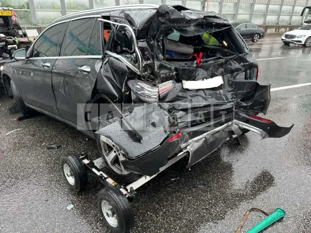 Photo 2 of 3: 2018 Mercedes-Benz GLC220d 4Matic, VIN WDC0G0FB0JF357322 — Korean insurance auction