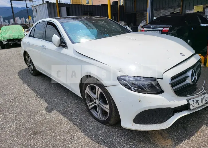 Photo 2 of 20: 2017 Mercedes-Benz E 300 4Matic, VIN WDDZF4KB6HA074904 — Korean insurance auction