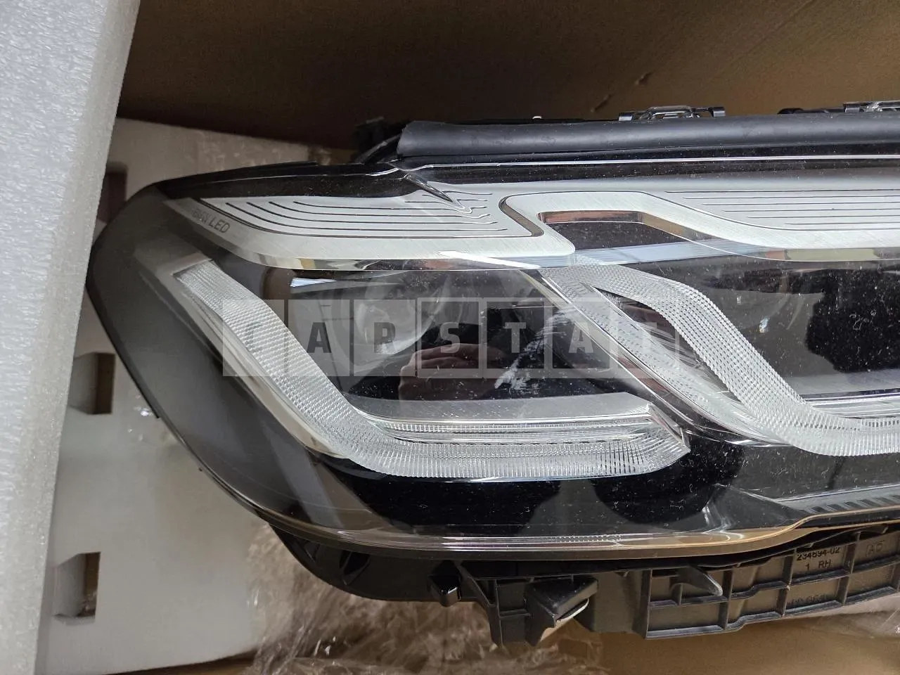 Photo 2 of 4: 2022 BMW Light 530i xDrive Right Headlamp, VIN WBA31BJ00NCK41757 — Korean insurance auction
